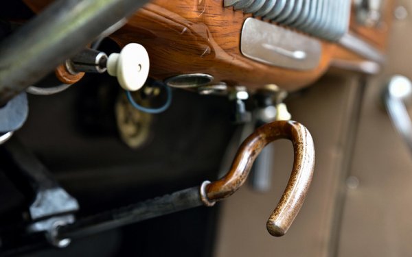 Skoda Tudor. Напомнящото чадър нещо е всъщност лостът на ръчната спирачка